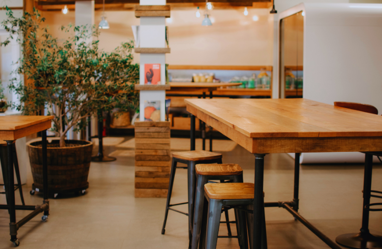 Độ ẩm kh&ocirc;ng th&iacute;ch hợp l&agrave;m cho tuổi thọ của đồ gỗ nội thất giảm đ&aacute;ng kể