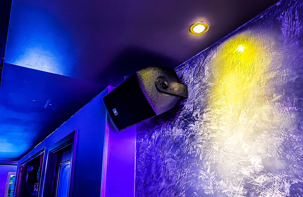 Thiết bị &acirc;m thanh, &aacute;nh s&aacute;ng trong qu&aacute;n bar c&oacute; khả năng bị ảnh hưởng khi độ ẩm cao 