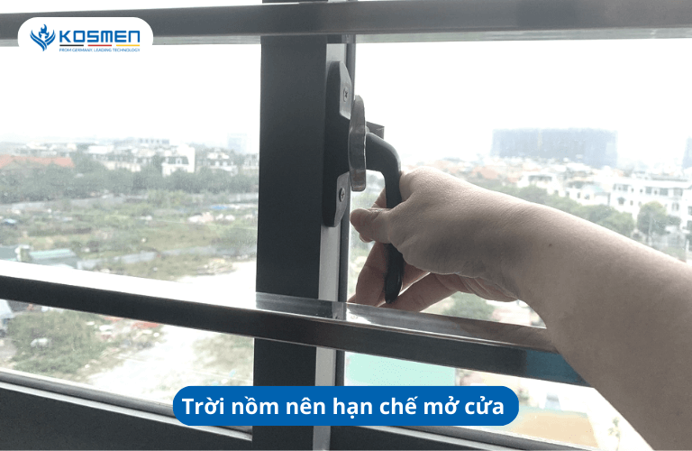 Trời nồm có nên mở cửa nhà không?