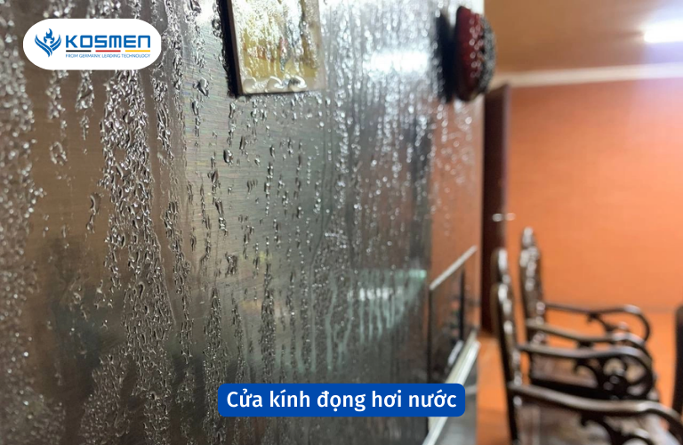 Trời nồm ẩm khiến cửa kính đọng hơi nước