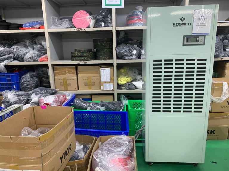 Máy hút ẩm công nghiệp là giải pháp cân bằng ẩm hiệu quả, đảm bảo chất liệu vải luôn mềm mại, đạt chuẩn theo yêu cầu