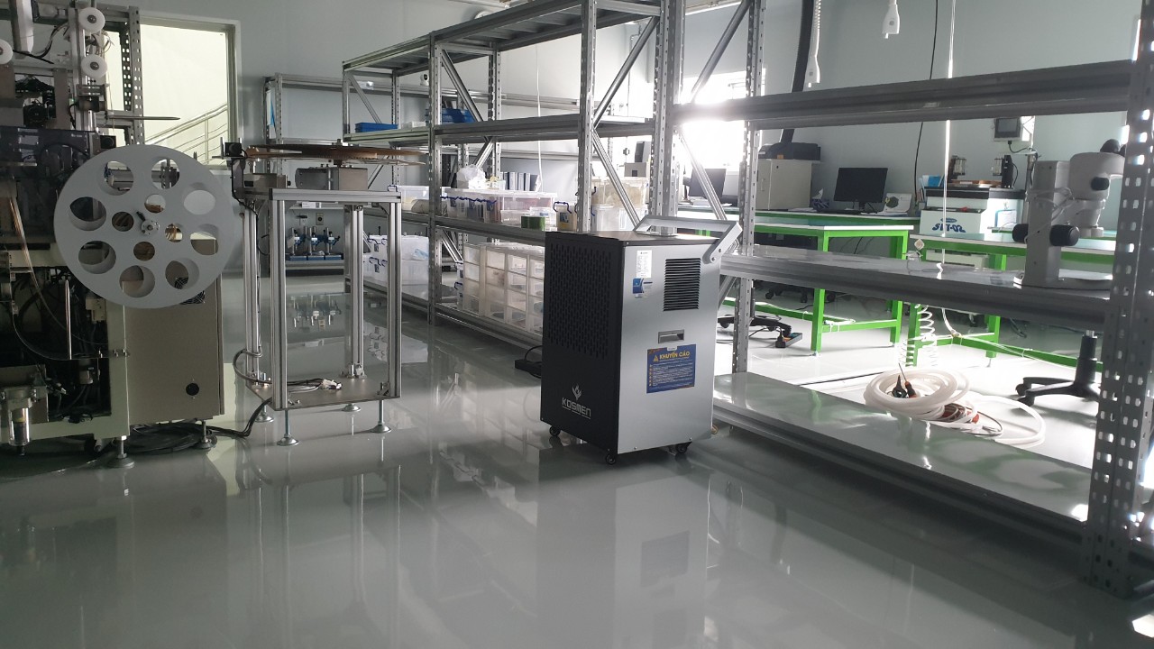 Máy hút ẩm Kosmen KM-150S bảo quản trang thiết bị, nguyên liệu tại công ty TNHH ENPLAS