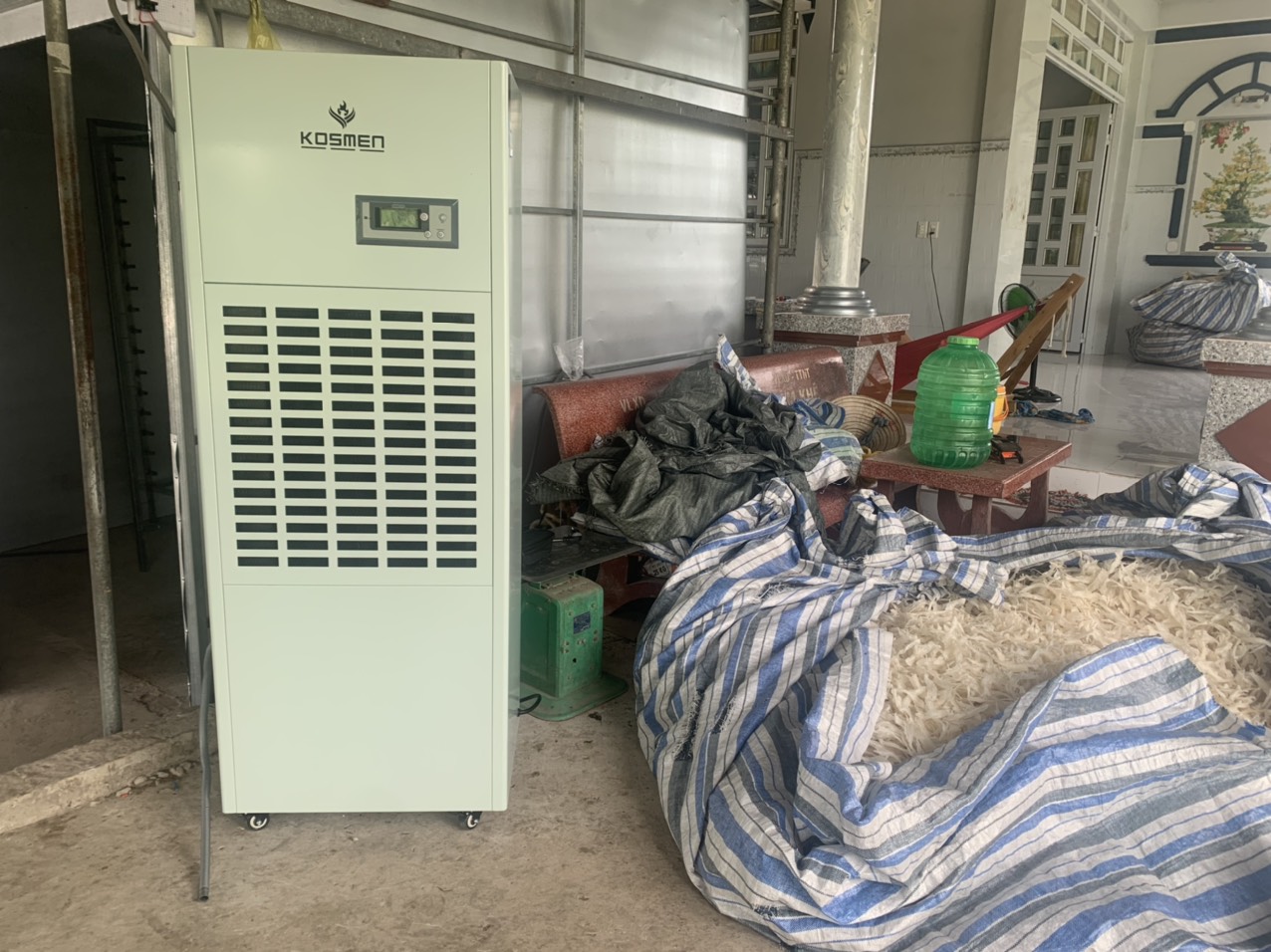 Ứng dụng máy hút ẩm công nghiệp Kosmen sấy bong bóng cá