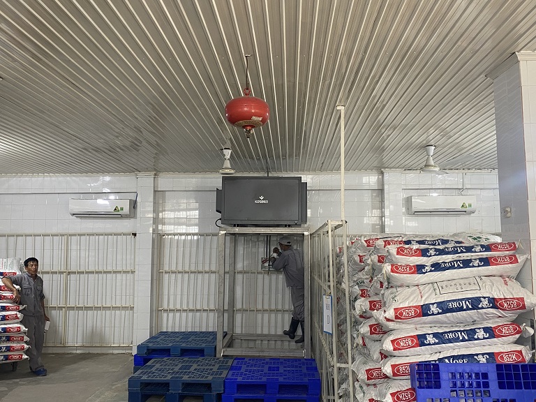 Ứng dụng máy hút ẩm treo trần trong chăn nuôi bảo quản thức ăn