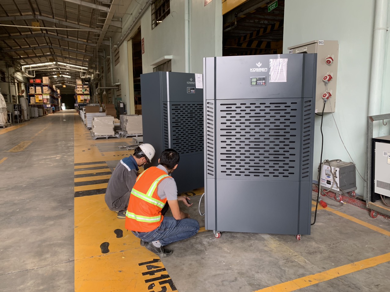 Ứng dụng m&aacute;y h&uacute;t ẩm c&ocirc;ng nghiệp Kosmen KM-480S trong c&ocirc;ng xưởng chế biến, bảo quản gỗ
