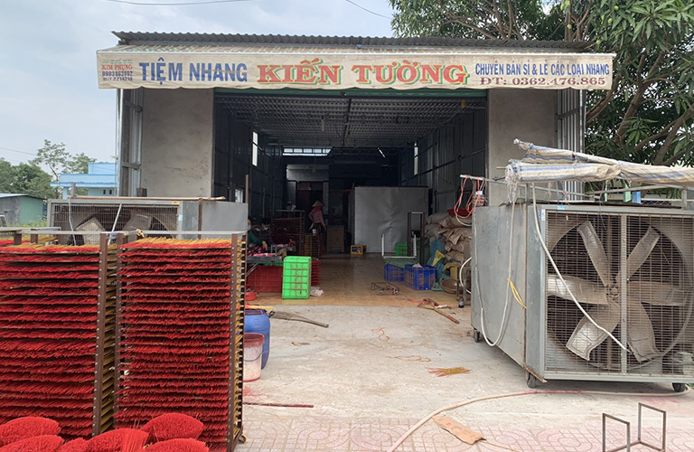 Lắp đặt máy hút ẩm để sấy và bảo quản nhang tại cơ sở Kiến Tường