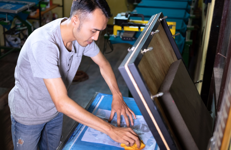 Vải cũng là chất liệu cần sấy khô và kiểm soát ẩm trước khi tiến hành in ấn