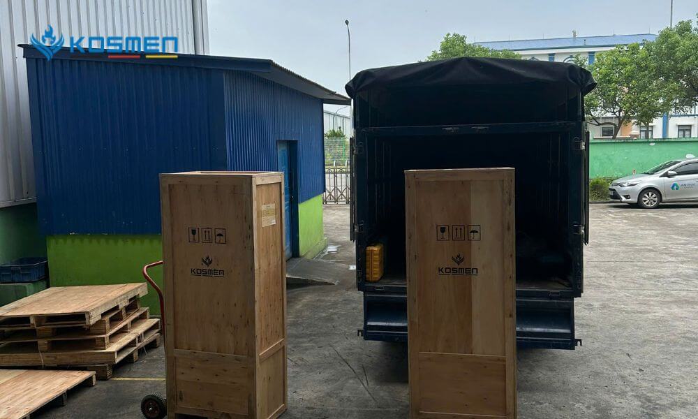 Vận chuyển máy hút ẩm đến doanh nghiệp để tiến hành lắp đặt
