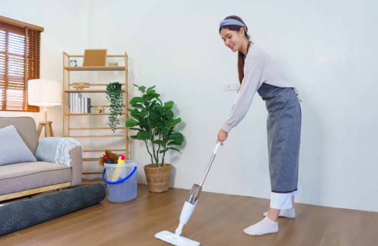 Vệ sinh nh&agrave; cửa thường xuy&ecirc;n để ngăn chặn sự ph&aacute;t triển của nấm mốc