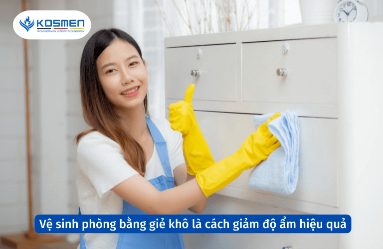 Vệ sinh phòng bằng giẻ khô là cách giảm độ ẩm hiệu quả
