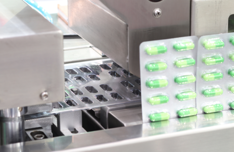 Vi&ecirc;n nang mềm sẽ được mang đi đ&oacute;ng vỉ sau qu&aacute; tr&igrave;nh kiểm tra chất lượng