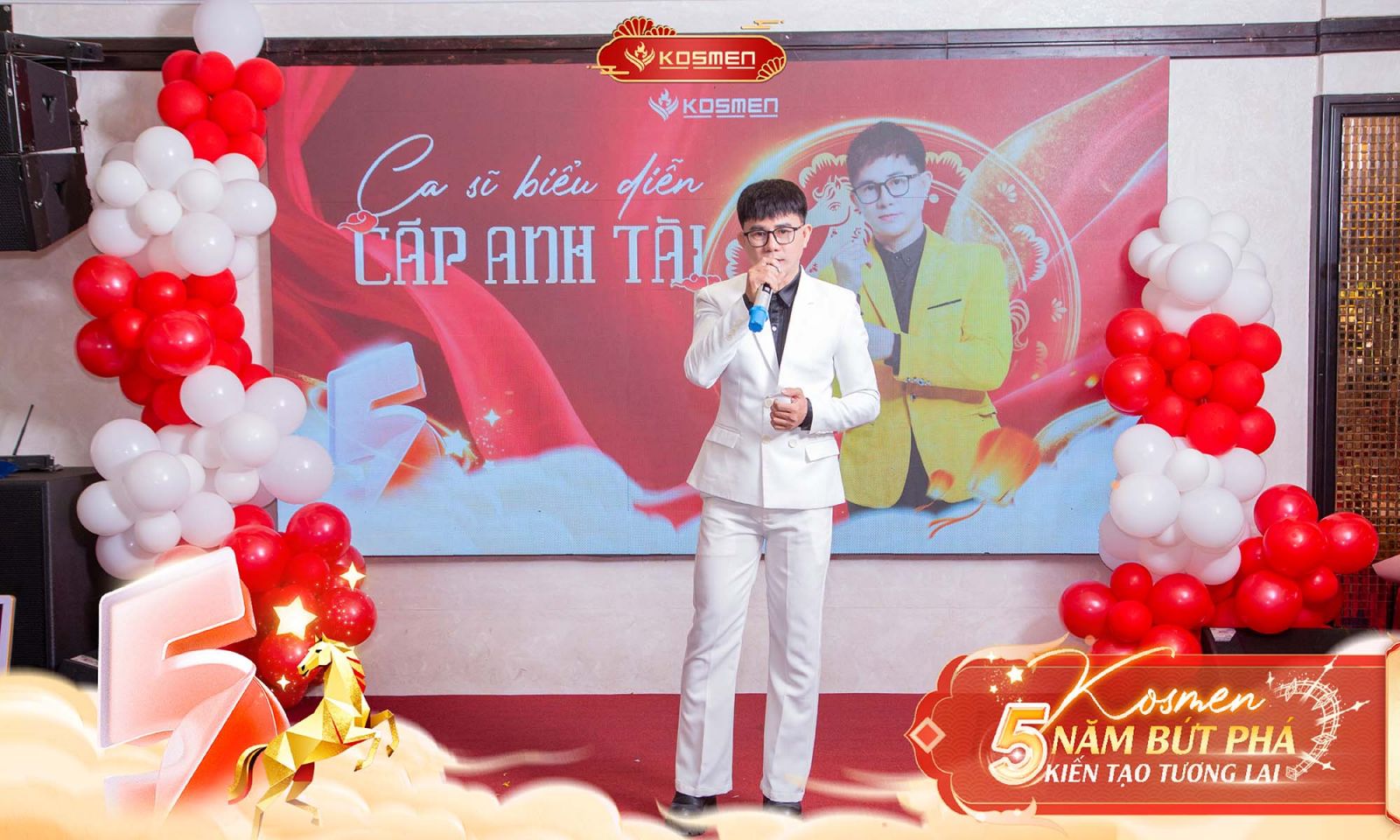 Ca sĩ Cáp Anh Tài biểu diễn tài năng