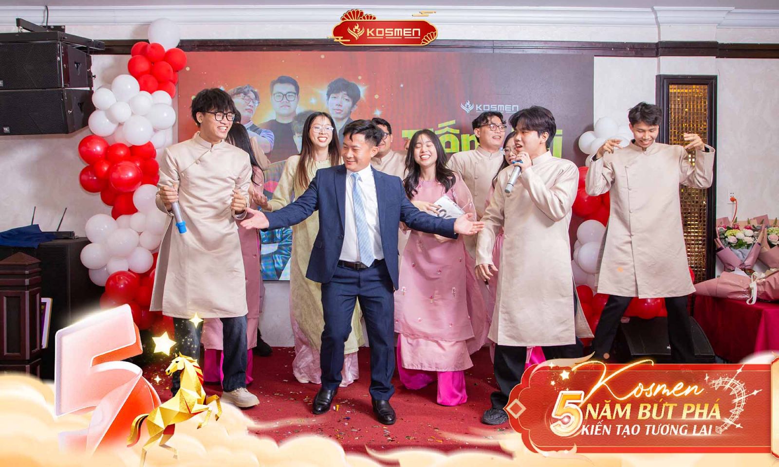 Hát & nhảy “Tiến hay lùi” của nhân viên nam Phòng Marketing